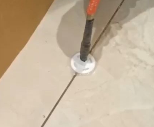 剑阁瓷砖空鼓维修公司专业解答瓷砖在铺贴过程中，如果没有涂抹均匀到位的粘结材料（如水泥砂浆或瓷砖胶），可能会导致以下问题